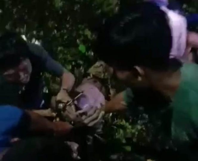 
 Suasana evakuasi korban tenggelam, di cekungan mangkuk bendungan Wayrarem, Sabtu 03, November 2022 Malam. Foto Screenshoot video dokumen warga  -------