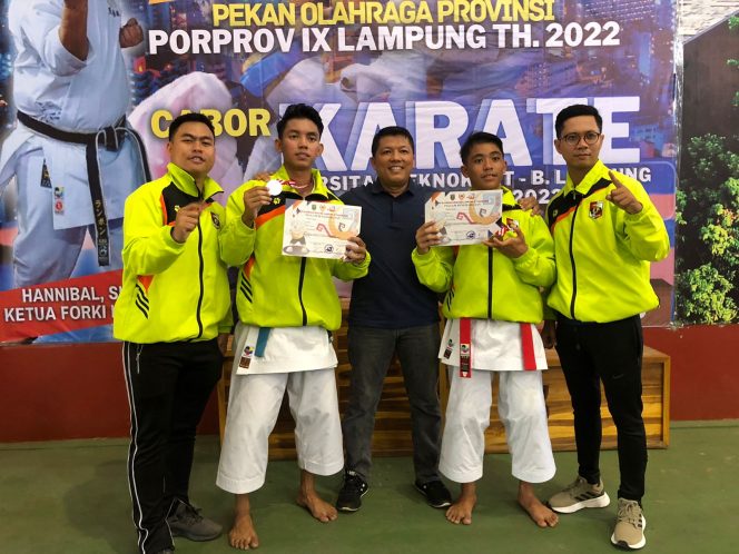 
 Ketua Forki Lampura Sensei Hi. Muhammad Erwinsyah, saat berpose bersama para juara cakor Karate penyumbang medali emas dan perak. Foto IST -----