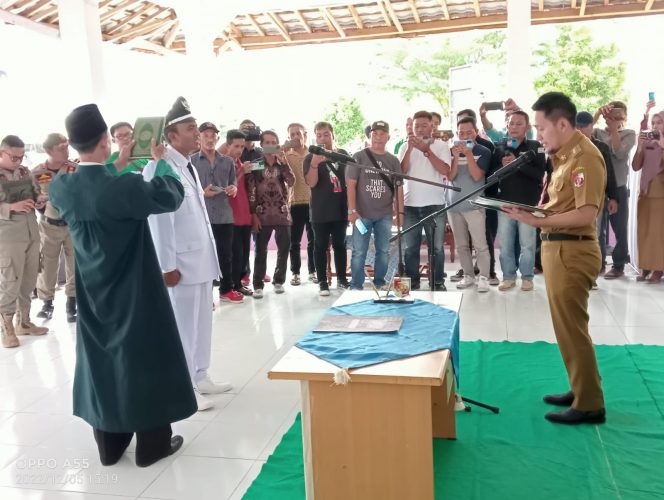 
 Wabup Lampura, Ardian Saputra saat mengambil sumpah jabatan Kades Subik Yahya Pranoto, Senin 5 Desember 2022. Foto Riduan Radar Kotabumi ----