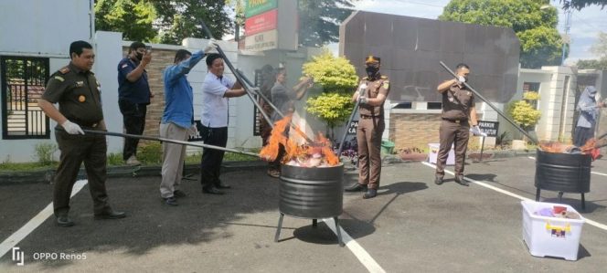 
 Kajari Lampung Utara, Mukhzan, saat ikut memusnahkan sejumlah barang bukti hasil kejahatan dalam berbagai perkara di Halaman Kantor Kejari Setempat, Rabu(14/12). Foto Riduan Radar Kotabumi -----------