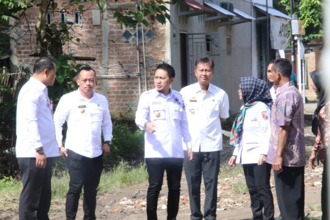 
 Wabup Lampura Ardian Saputra didampingi Kadisdag Hendri, Kepala DLH Tomy Suciadi dan aparatur kecamatan saat meninjau Pasar Semulijaya, kemarin(14/12). Foto IST ----