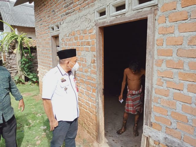 
 Camat Sungkai Utara Antoni Effendi saat mengunjungi Udin warga RT 01/RW 03 Desa Oganjaya yang menderita penyakit aneh dan langka. Foto IST ------