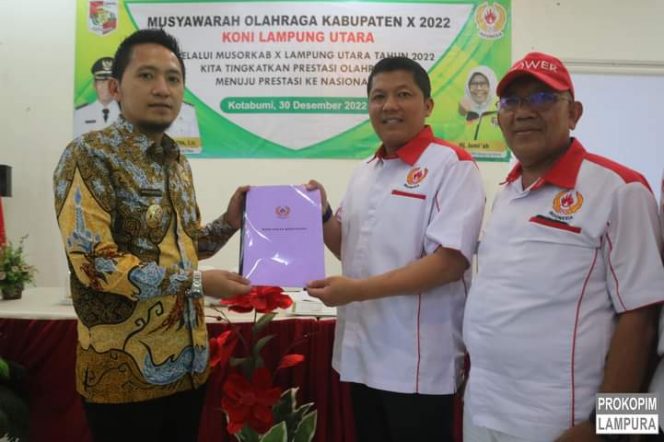 
 Ketua FORKI Lampura Muhammad Erwinsyah, saat menyerahkan berkas KONI kepada Wabup Ardian Saputra pertanda telah dipilih dan ditunjuk sebagai Ketua KONI Setempat. Foto IST For Radar Kotabumi -----
