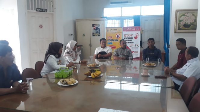 
 Kepala DPPPA Lampura Dina Prawitarini saat berkomunikasi dengan UPTD PPPA Provinsi Lampung. Foto IST ------