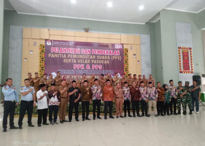 
 Jajaran Komisi Pemilihan Umum beserta forkopimda saat berfoto bersama seusai pelantikan 741 anggota PPS di GSG Islamic Center Kotabumi, Selasa 24 Januari 2023. Foto IST -----