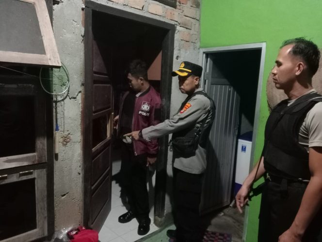 
 Jajaran Polsek Bukitkemuning, langsung turun ke rumah warga korban perampokan. Foto IST -----  