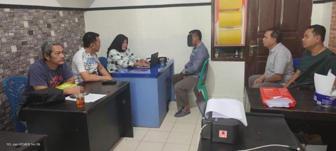 
 Didampingi pihak keluarga dan tokoh masyarakat, pelaku terduga pencabulan akhirnya diserahkan ke Polisi. Foto Fahrozy Irsan Toni/RNN -----