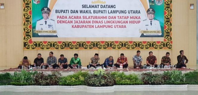 
 Wabup Lampura Ardian Saputra, saat menggelar silaturahmi dengan petugas kebersihan, pertamanan, pengelolaan sampah dalam lingkup DLH setempat, di GSG Islamic Center Kotabumi. Foto Riduan Radar Kotabumi ----     