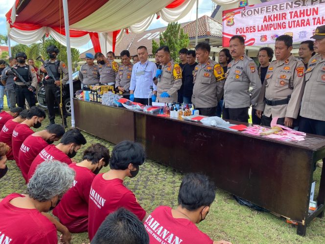 
 Kapolres Lampura AKBP Kurniawan Ismail saat menggelar konferensi Pers ungkap kasus tahun 2022. Sebanyak 621 berhasil diungkap. Foto IST For Radar Kotabumi ----