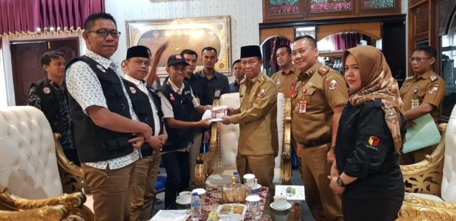 
 Patugas Pantarlih saat menyerahkan bukti coklit kepada Bupati Lampura Hi Budi Utomo di rumah dinas Bupati Lampura. Selasa 14 Februari 2023. Foto Riduan Radar Kotabumi ----