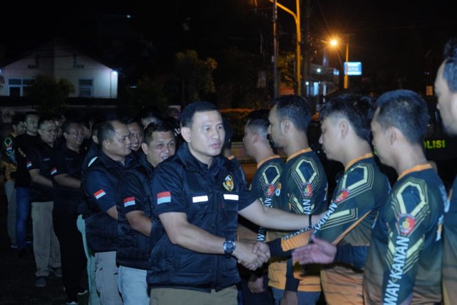 
 Dirreskrimum Polda Lampung Kombes Pol. Reynold E.P. Hutagalung, saat menyalami anggota TEKAB 308 yang hadir dalam apel gabungan TEKAB 308 Presisi Rayon III(Polres Lampura, Lampung Barat(Lambar), Waykanan, dan Polres Pesisir Barat(Pesibar), di Halaman Rumah Makan Taruko Jaya Kotabumi, Selasa 22 Februari 2023 malam. Foto IST -----