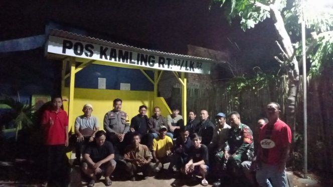 
 Camat Kotabumi Selatan Dedi Nurman Meninjau Pelaksanaan Ronda Malam di Kelurahan Tanjungharapan. Foto IST -----