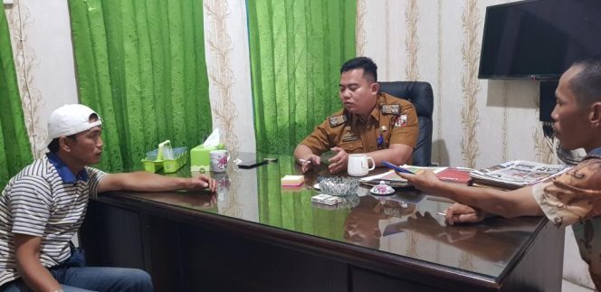 
 Kabag Pengadaan Barang dan Jasa, Setdakab Lampung Utara, Rahardian Aksa, saat diwawancarai di ruang kerjanya, Senin 27 Februari 2023. Foto Riduan Radar Kotabumi ---- 