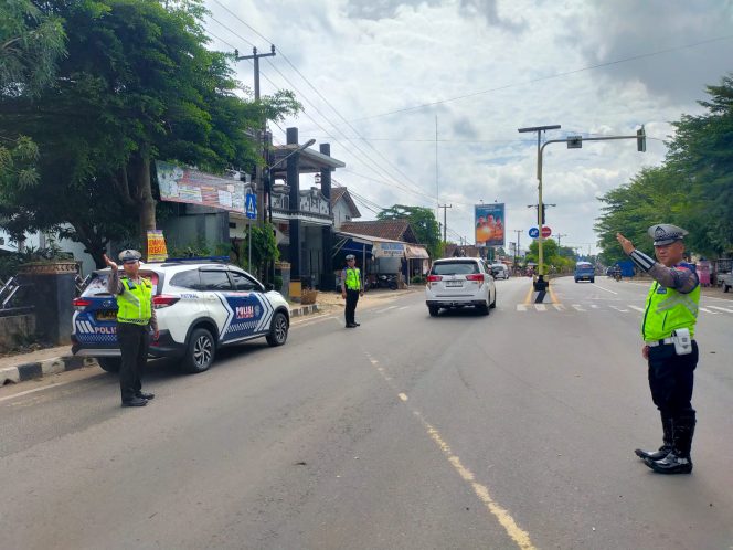 
 Anggota Satlantas Polres Lampura saat menggelar operasi keselamatan di ruas jalan Tugu Payanmas Kotabumi. Foto IST ----