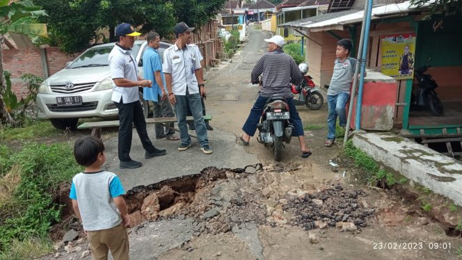 
 Tim dari Dinas PUPR Lampura Lampura saat meninjau lokasi jembatan ambrol di Gang Antara Jalan Gotongroyong, Keluarahan Kotabumi Selatan, Lampung Utara, Kamis 23 Februari 2023    