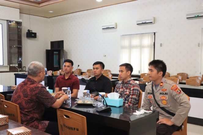 
 Pelaksanaan pendekatan mix method research dengan teknik FGD oleh Tim Puslitbang Polri di Ruang Rekonfu Mapolres Lampura, Rabu 8 Maret 2023. Foto IST ------