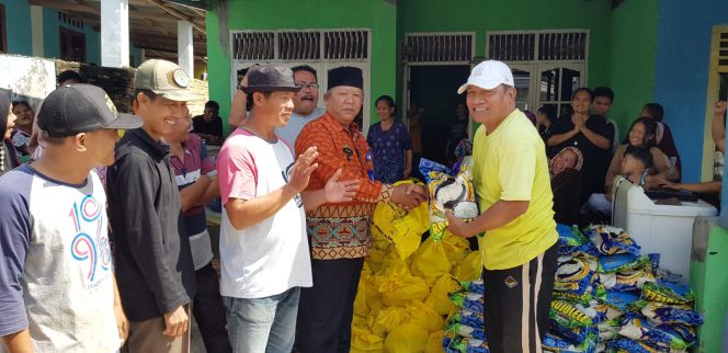 
 Kampung Halamannya Diterjang Banjir, Bang Ozy Pulang Kampung, Bantu Warga yang Kesusahan