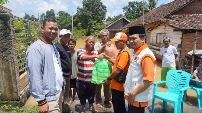 
 Solidaritas Pada Warga, Mufti Salim PKS Kunjungi Korban Banjir Lampung Utara