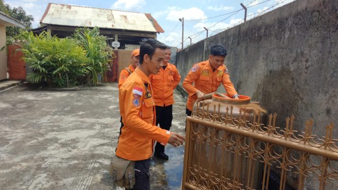 
 Pasca Robohnya Tiang Listrik, Warga Tanjung Senang Kekurang Air Bersih