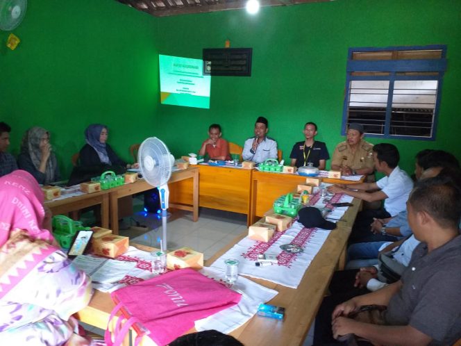 
 Kordiv SDMO Bawaslu Lampura, Ma’sum Busthomi, saat supervise di Sekretariat Panwaslu Kecamatan Abung Pekurun, Selasa 7 Maret 2023. Foto IST -------