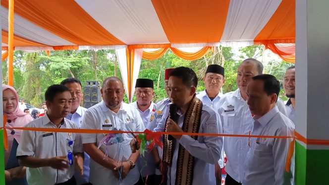 
 Wabup Lampura Ardian Saputra saat menggunting pita tanda SDN 01 Handuyangratu resmi beroperasi kembali, Rabu 8 Maret 2023. Foto IST ------