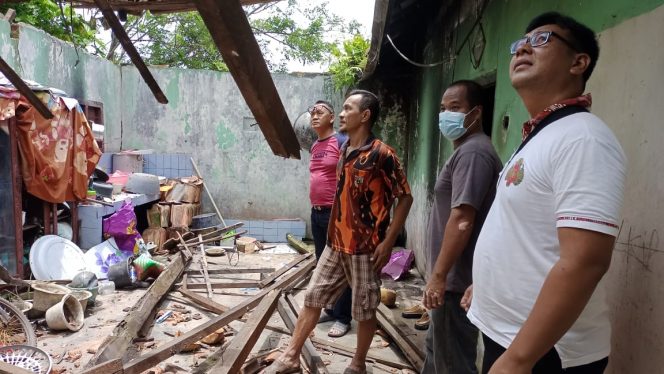 
 Camat Abung Tengah, Kasim SE(Berbaju Merah), saat menijau salah satu rumah warga yang dapur rumahnya ambruk akibat hujan deras, Sabtu 25 Maret 2023. Foto IST -----   