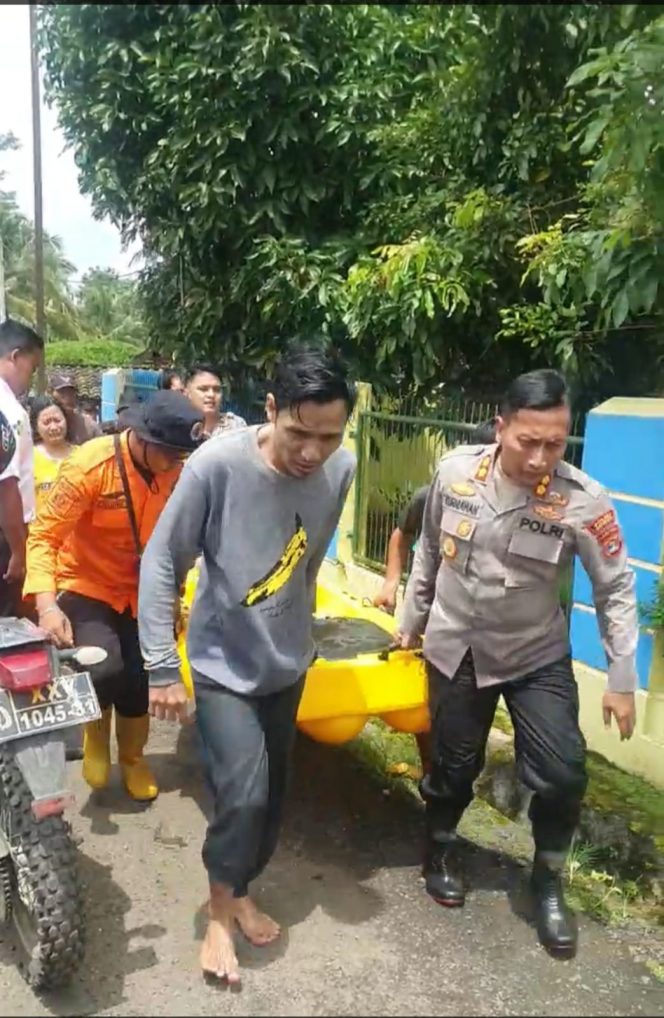
 Kapolres Lampura AKBP Ismail Kurniawan saat membantu evakuasi pelajar SD yang tewas tenggelam di sungai Way Umban LK 3 Sribasuki Kecamatan Kotabumi, Kamis 09 Maret 2023. Foto IST ------