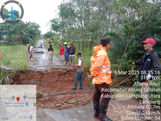 
 Kalak BPBD Lampura Nozi Efialis saat meninjau lokasi jembatan ambruk akibat banjir, Kamis 09 Maret 2023. Foto IST ------
