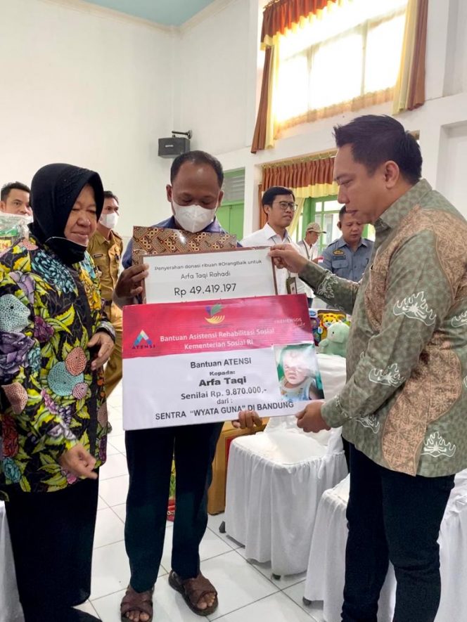 
 Dua Warga Dapat Bantuan Kemensos RI