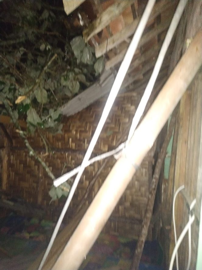 
 Angin Kencang Terjang Muarasungkai, Puluhan Rumah Porak Poranda