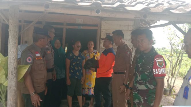 
 Pasca Puting Beliung, Puluhan Rumah di Muara Sungkai Dapat Bantuan