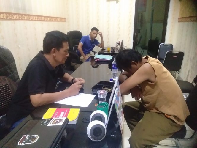 
 Pelaku Pembacokan Diamankan di Mapolres Lampura, Polisi Dalami Soal ODGJ FE