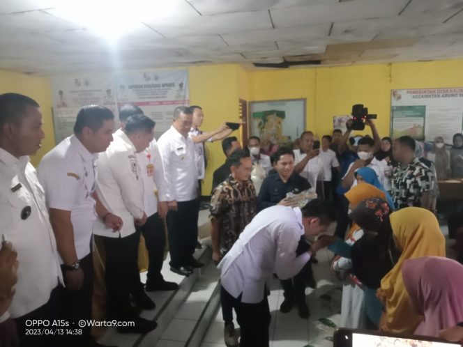 
 Wabup Bagikan Beras Secara Simbolis