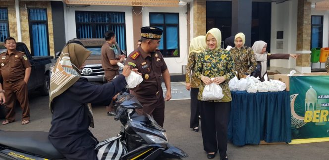 
 Bagi – bagi Takjil Kejari Lampura Bikin Kaget Pengendara