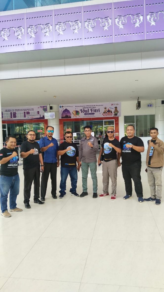 
 Pengurus DPD PJS Gorontalo Sambut Kedatangan Ketua Umum Mahmud Marhaba di Bandara Djalaludin