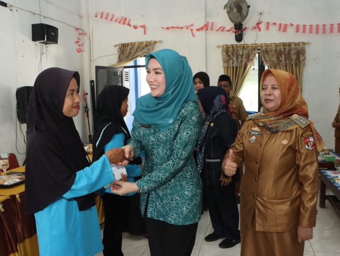 
 Devriyana Salurkan Bansos PKH