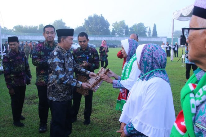 
 Ratusan CJH Dilepas Gunakan 10 Bus