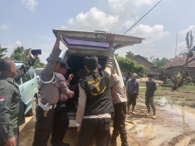 
 Tertabrak KA Ekspres,