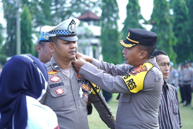 
 Kapolres Lampung Utara Pimpin Apel Bersama Polisi RW dan Mitra Polisi RW