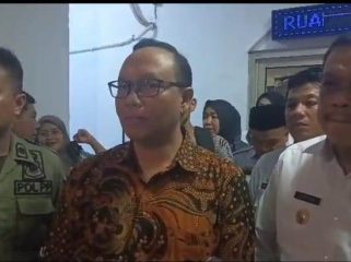 Kasatgas Deputi Koordinasi dan Supervisi KPK-RI, Andi Purwana saat diwawancarai awak media, terkait kedatanganya di Pemkab Lampura, Rabu 26 Juli 2023---  