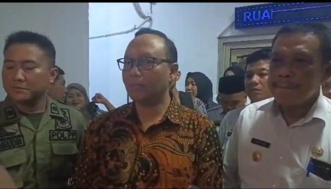 
 Kasatgas Deputi Koordinasi dan Supervisi KPK-RI, Andi Purwana saat diwawancarai awak media, terkait kedatanganya di Pemkab Lampura, Rabu 26 Juli 2023---  