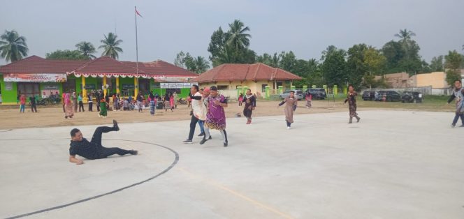 
 Pakai Daster, Camat Sungkai Utara Tanding Futsal