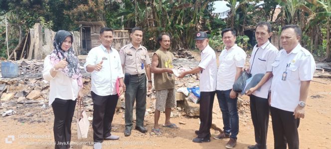 
 BPBD Bantu Korban Kebakaran