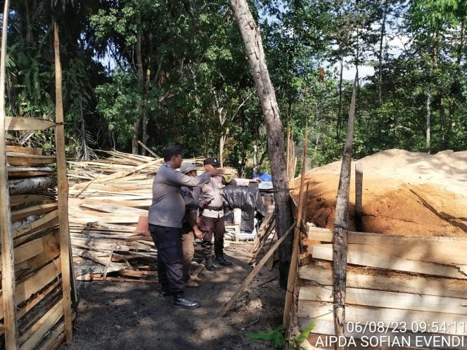 
 Pembuatan Arang Masih Beroperasi