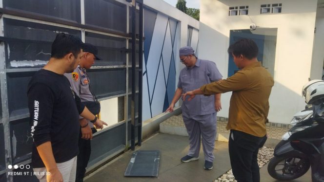 
 Empat Pemuda Rusak Pagar Rumah dr. Indra