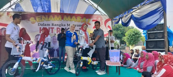 
 Senam Masal di Abung Barat, Hj.Devriyana Bagikan Doorprize