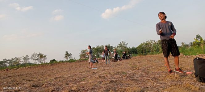 
 Jawe saat memperagakan teknik tarik ulur dalam bermain layangan aduan (paretan), Rabu petang(9/8). Foto IST-----     