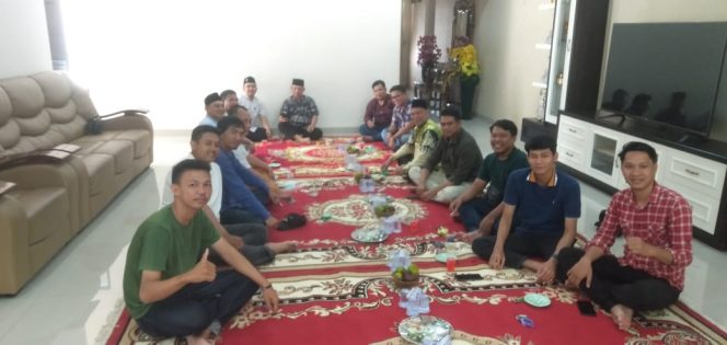 
 Suasana temu PC IKA PMII Lampura di Kediaman Syahrudin Putera, S.Sos, M.M., di Jalan Mangga Besar Kelurahan Kelapatujuh Kecamatan Kotabumi Selatan, Kamis(10/8). Foto Riduan Radar Kotabumi----     