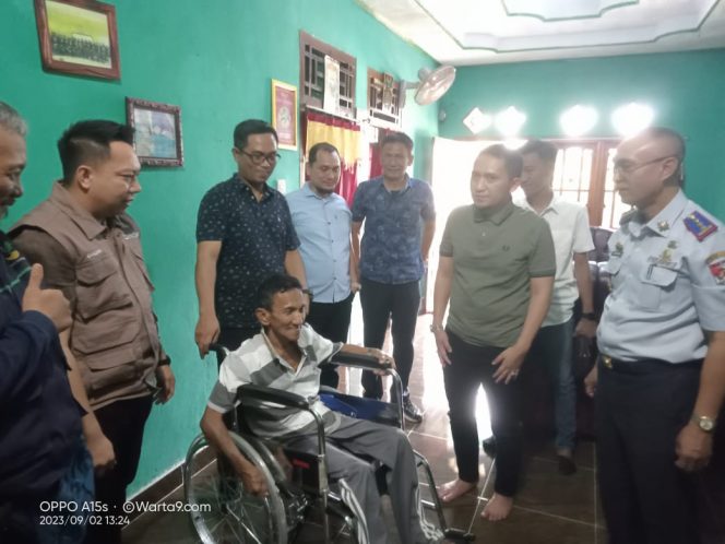 
 Alami Struk, 2 Warga Dapat Bantuan Kursi Roda Dari Wabup Hi. Ardian