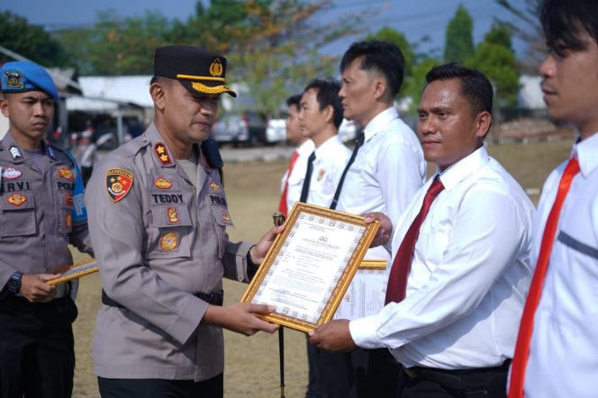 
 Ungkap Kasus Menonjol, Personel Polres Lampura Dapat Penghargaan